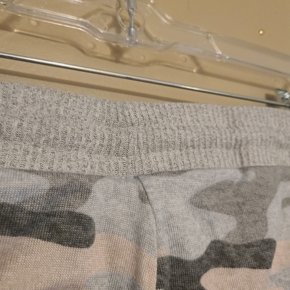 Secret Treasures | Women's Gray Camo Print Loungewear Pants Set or PJs (Size XL) - Picture 13 of 15